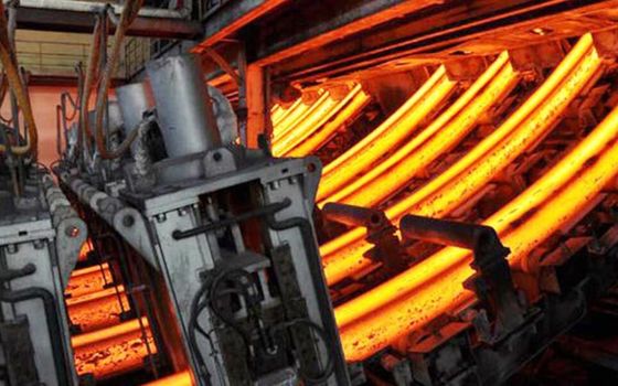 Uma máquina de fundição contínua CCM de múltiplos fios para cima para fundição industrial de aço